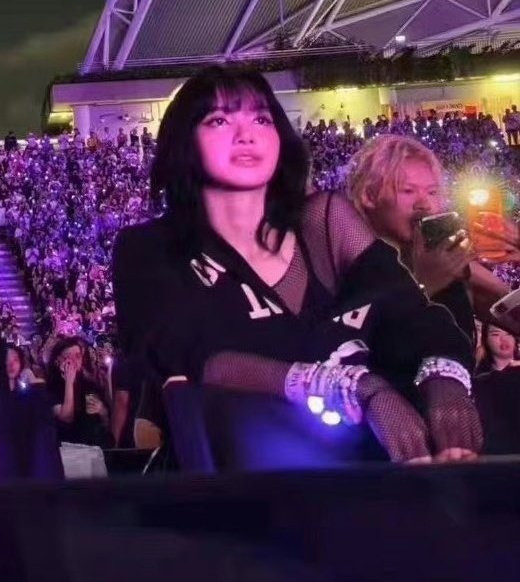 Lisa mac ao thuong hieu Viet di xem show Taylor Swift