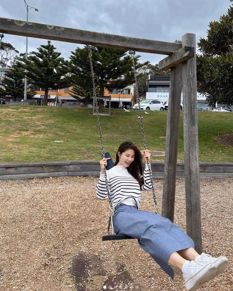 Diem My 9X sau ket hon: Xam tay, mang tat luoi chup anh goi cam