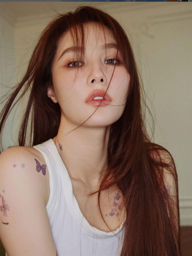 Diem My 9X sau ket hon: Xam tay, mang tat luoi chup anh goi cam-Hinh-4