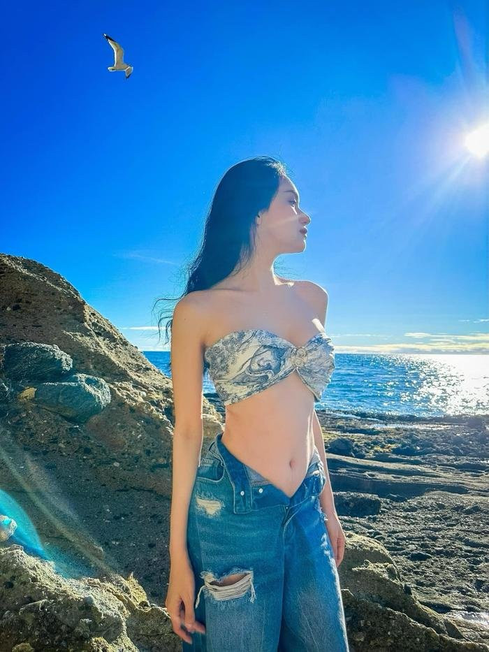 Huong Giang khoe vong 2 san chac, netizen khong the roi mat