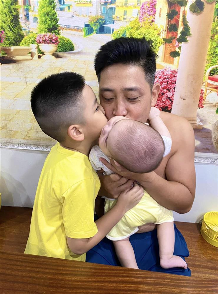 NSUT Ho Phong: U60 hon nhan dang nguong mo cung vo va 4 con-Hinh-5