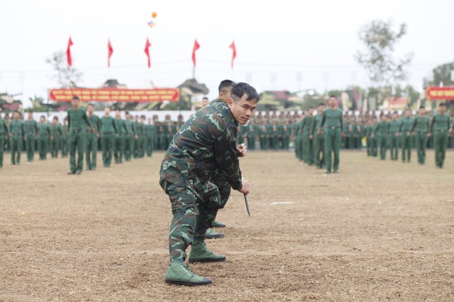 Các chiến sỹ Trung đoàn BB 101 rèn luyện võ thuật. Ảnh: Nguyễn Thắng