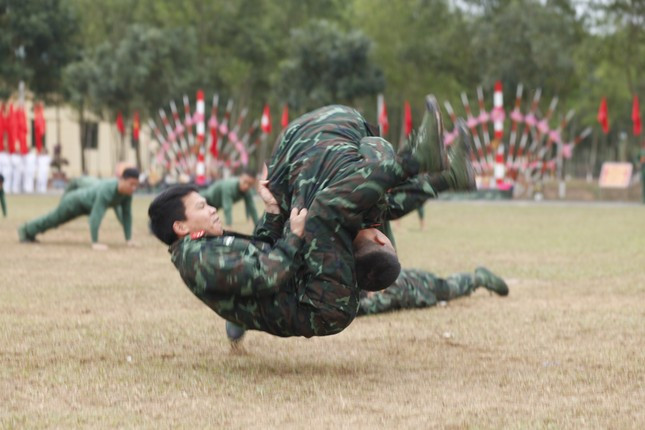 Đoàn viên Trung đoàn BB 101 phát huy các giá trị truyền thống của dân tộc, quân đội và phẩm chất “Bộ đội Cụ Hồ”. Ảnh: Nguyễn Thắng