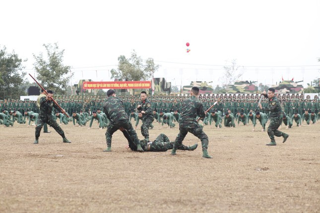 Màn biểu diễn võ thuật của chiến sỹ Trung đoàn BB 101 khiến nhiều người chú ý. Ảnh: Nguyễn Thắng