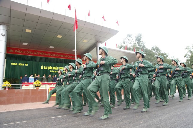 Lãnh đạo Quân đoàn 12 và Trung đoàn BB 101 duyệt đội hình. Ảnh: Nguyễn Thắng