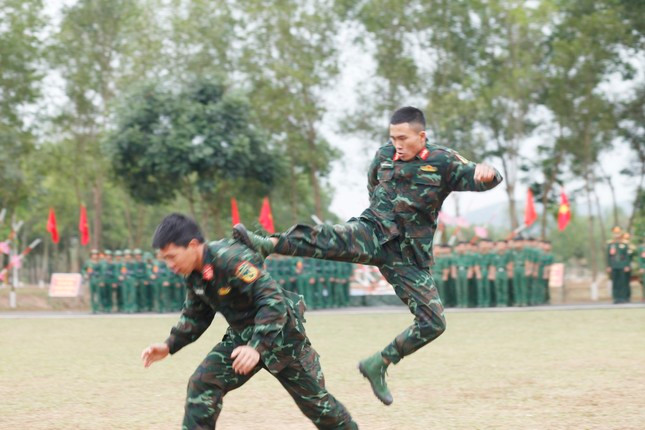 Tuổi trẻ Trung đoàn BB 101 huấn luyện giỏi, sẵn sàng chiến đấu cao, xung kích lập công, tô hồng truyền thống. Ảnh: Nguyễn Thắng