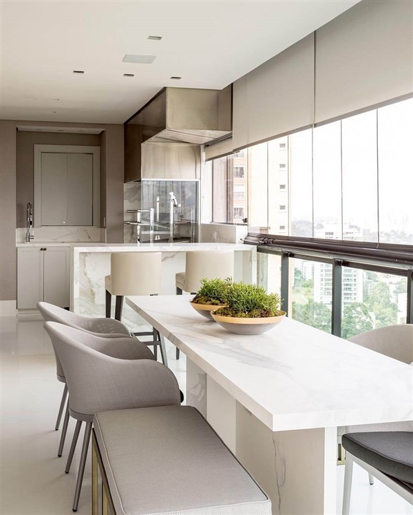 Với những căn nhà có diện tích nhỏ, ban công sẽ được mở rộng để có thêm diện tích. Cách thiết kế và giải pháp này giúp bạn vừa sử dụng công năng chính của ban công vừa giúp chống tiếng ồn từ máy giặt và tận dụng diện tích tối đa vào sinh hoạt hàng ngày.