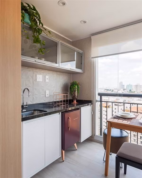 Mỗi cách thiết kế ban công đều thể hiện con người của chính bạn, nếu bạn là người tập trung vào sự hiệu quả, tiện lợi, ban công có thể là nơi đặt máy giặt, máy sấy, bồn rửa tay,...