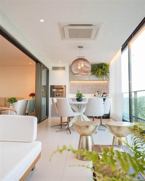 Hoặc bạn cũng có thể nghĩ đến đưa căn bếp ra ban công để tránh mùi đồ ăn khi sử dụng.