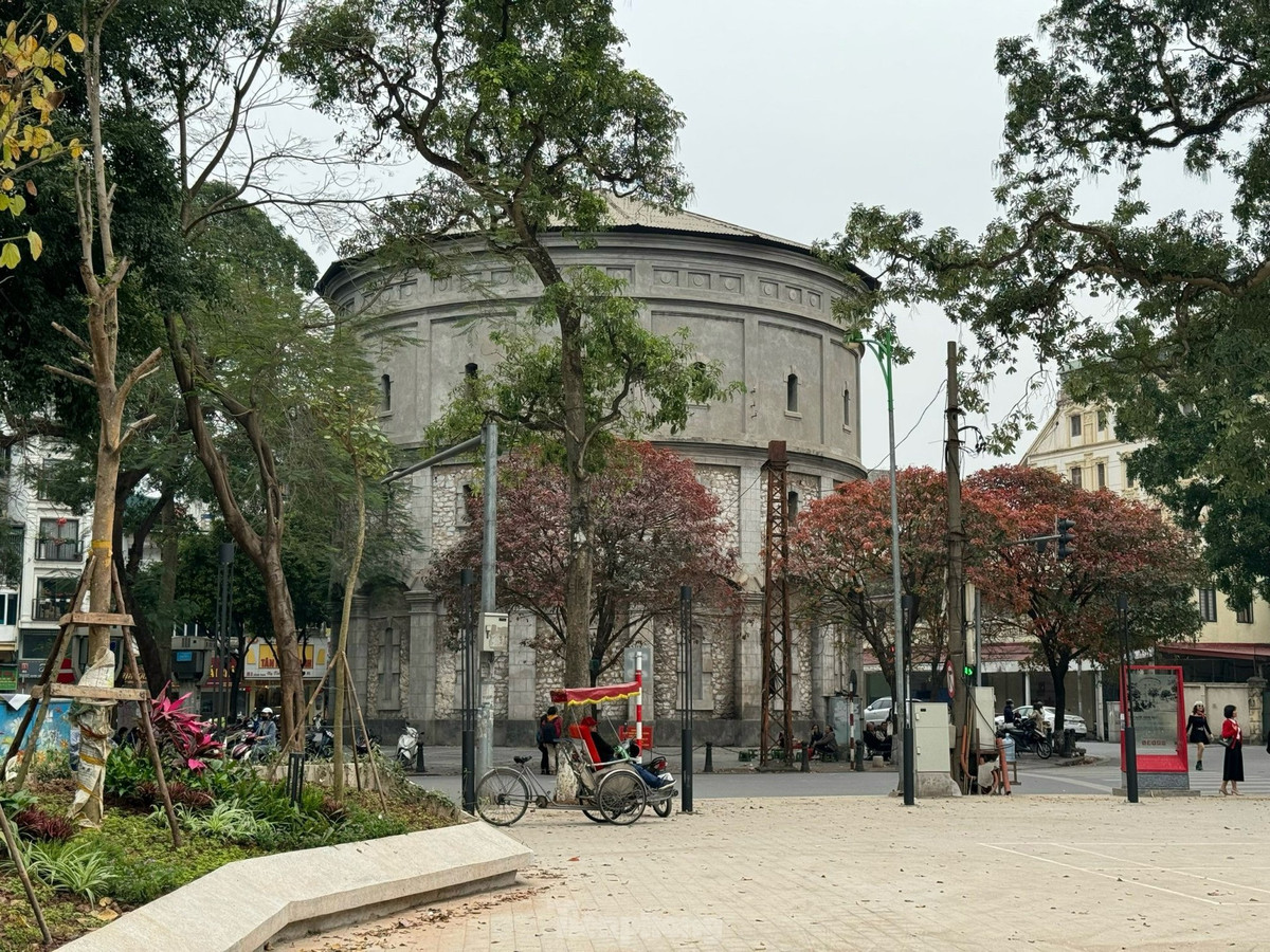 Nhằm tăng công năng sử dụng, giúp nâng cao cảnh quan đô thị, UBND quận Ba Đình tiến hành cải tạo Vườn hoa Vạn Xuân từ cuối năm 2023. Cho đến nay, dự án đang trong quá trình hoàn thiện với tổng số vốn đầu tư khoảng 14 tỷ đồng.