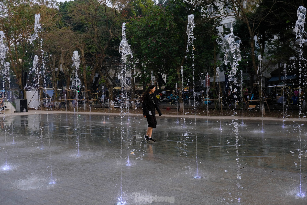 Hình ảnh du khách dạo bước qua Vườn hoa Vạn Xuân tạo nên khoảnh khắc độc đáo.