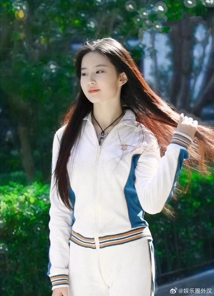 Ve dep thuan khiet nam 17 tuoi 'gay bao' cua Luu Diec Phi