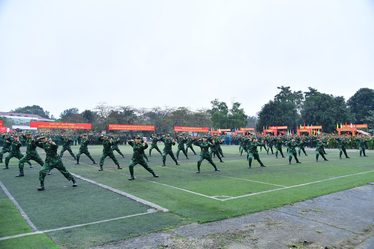 Lễ ra quân huấn luyện tỉnh Nghệ An năm 2024 vừa kết thúc nhưng ấn tượng về những tiết mục biểu diễn các bài võ tay không, dao găm, côn nhị khúc, khí công... của các nữ chiến sĩ Biên phòng tỉnh Nghệ An đã khiến cán bộ, chiến sĩ và hàng nghìn người dân trầm trồ, nể phục.