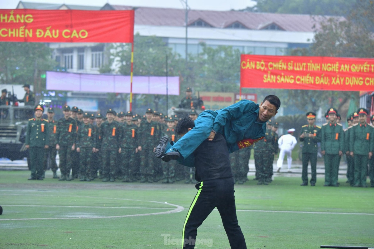 Cán bộ, chiến sĩ phô diễn sức mạnh, các bài võ thuật trấn áp tội phạm thông qua những tình huống giả định.