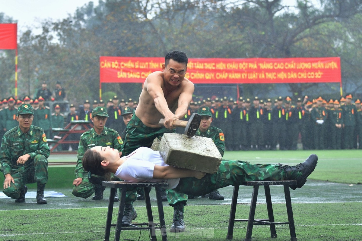 Nữ chiến sĩ để khối bêtông nặng hàng chục kg trên bụng vận khí cho đồng đội đập vỡ.