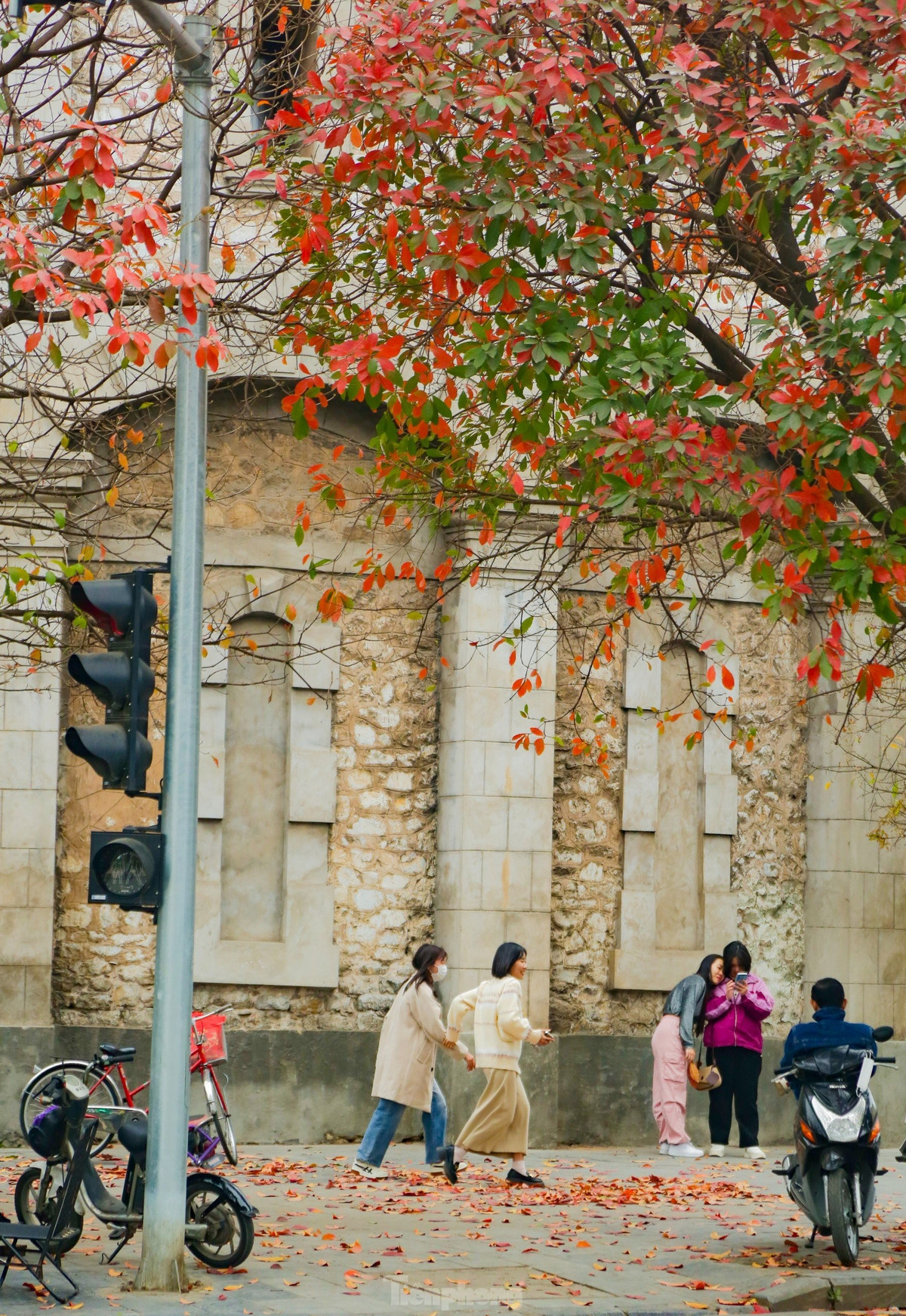 br/> Nhiều bạn trẻ tranh thủ ngày cuối tuần đi dạo phố chụp ảnh check-in lưu giữ lại khoảng khắc.