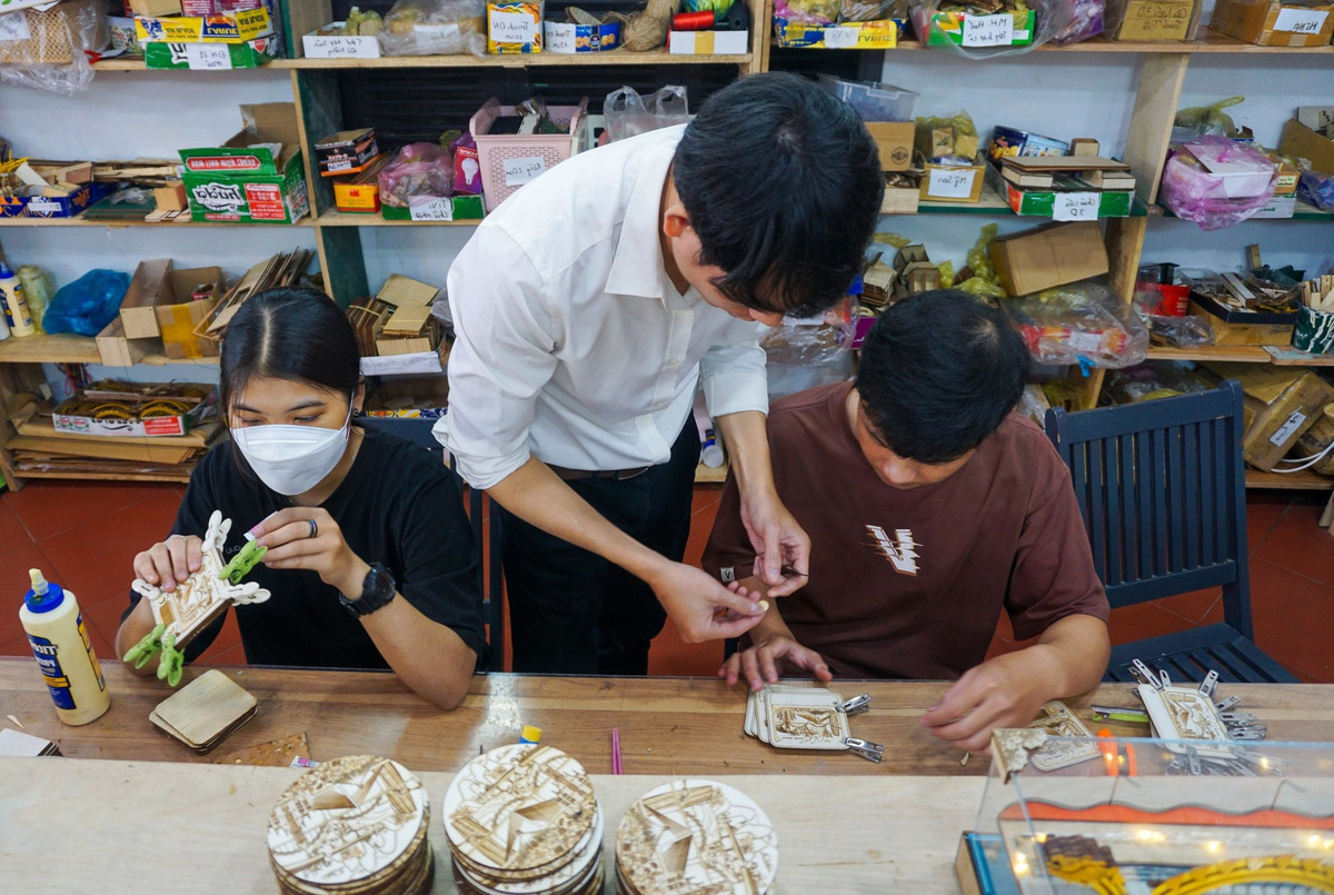 Để tạo nên sản phẩm, chất liệu chính tất nhiên là gỗ, bên cạnh đó còn có các nguyên liệu khác như giấy, thép, chỉ, nhựa… "Một mô hình 2D đơn giản với 10-20 chi tiết được lắp ráp trong khoảng 10 phút, còn mô hình 3D thì khoảng 10 giờ. Riêng những mô hình phức tạp, có cả nghìn chi tiết thì phải mất cả tuần mới chế tác xong", anh Bính bộc bạch.