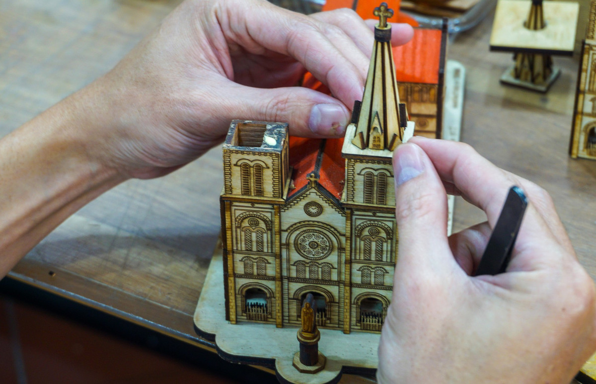 Anh mạnh dạn đầu tư 300 triệu đồng mua máy khắc laser và học đồ họa. Thời gian đầu, anh mày mò làm những món đồ đơn giản như móc khóa và dần dần thử sức với mô hình phức tạp, cầu kỳ hơn. "Thiết kế mô hình giống như xây nhà, phải nắm được các kết cấu, chi tiết, hoa văn và các chi tiết đặc trưng của công trình. Đầu tiên xây dựng từ móng, đến từng cái cột, kèo rồi mới đến lợp mái, trang trí,...", anh Bính chia sẻ.