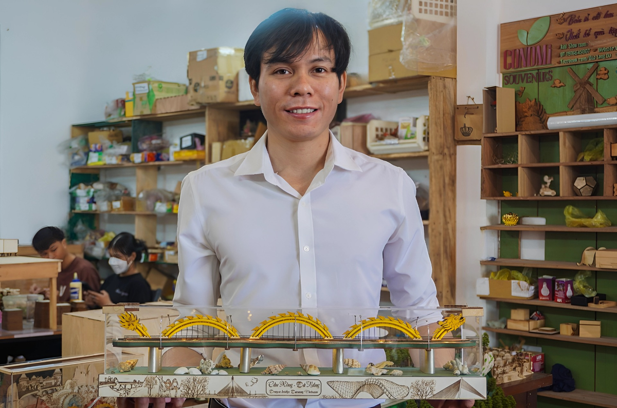 Anh Bính nhớ lại, những sản phẩm đầu tiên làm ra mang đi khắp nơi chào bán nhưng hầu như ai cũng "lắc đầu". Không bỏ cuộc, chàng trai ấy vẫn kiên trì tạo ra các mô hình có độ tỉ mỉ ngày càng cao hơn và đã dần dần chinh phục được những vị khách khó tính nhất.