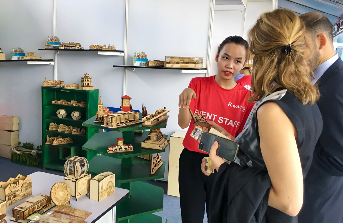 Đặc biệt, các sản phẩm của anh Bính còn thường xuyên được Sở Du lịch Đà Nẵng đưa đi trưng bày tại nhiều hội thảo hội chợ, sự kiện, góp phần quảng bá du lịch thành phố với du khách gần xa.