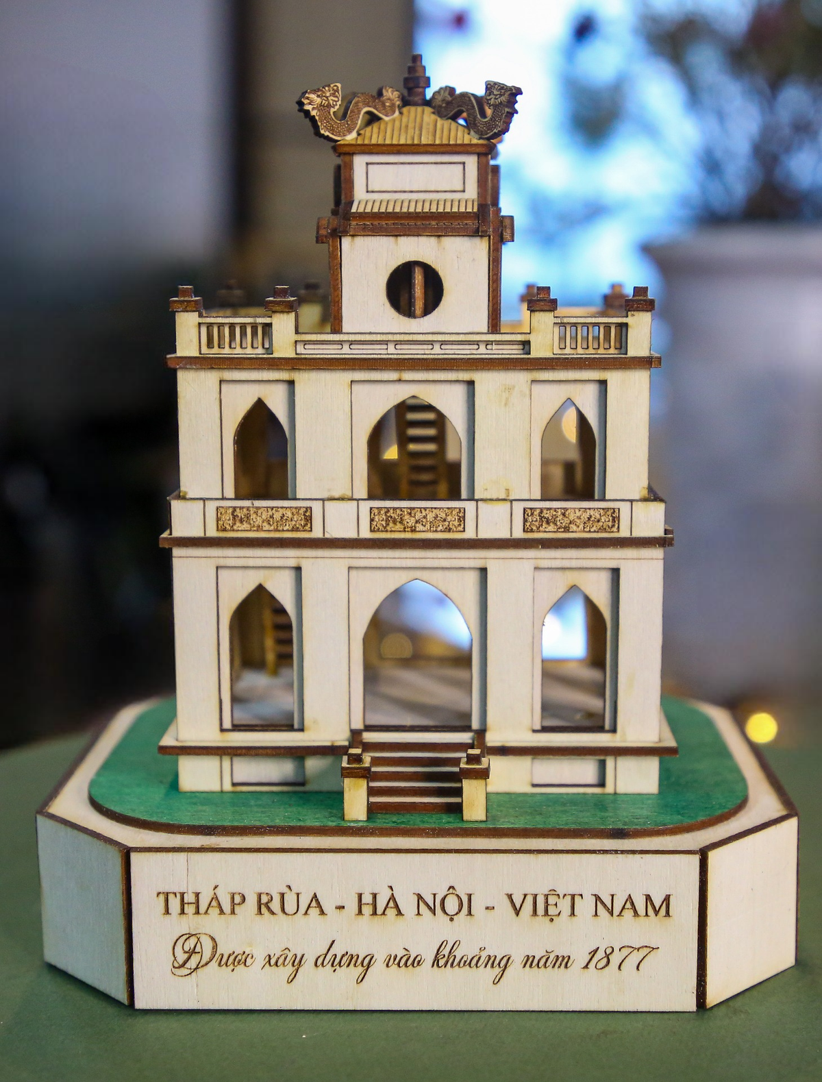 Đến nay, sản phẩm của anh Bính đã được xuất bán đi khắp các tỉnh, thành trong cả nước. Với giá thành từ vài chục nghìn đồng đến hàng triệu đồng, cơ sở có doanh thu hàng tỷ đồng mỗi năm và tạo việc làm cho nhiều lao động, đặc biệt là sinh viên làm thêm.