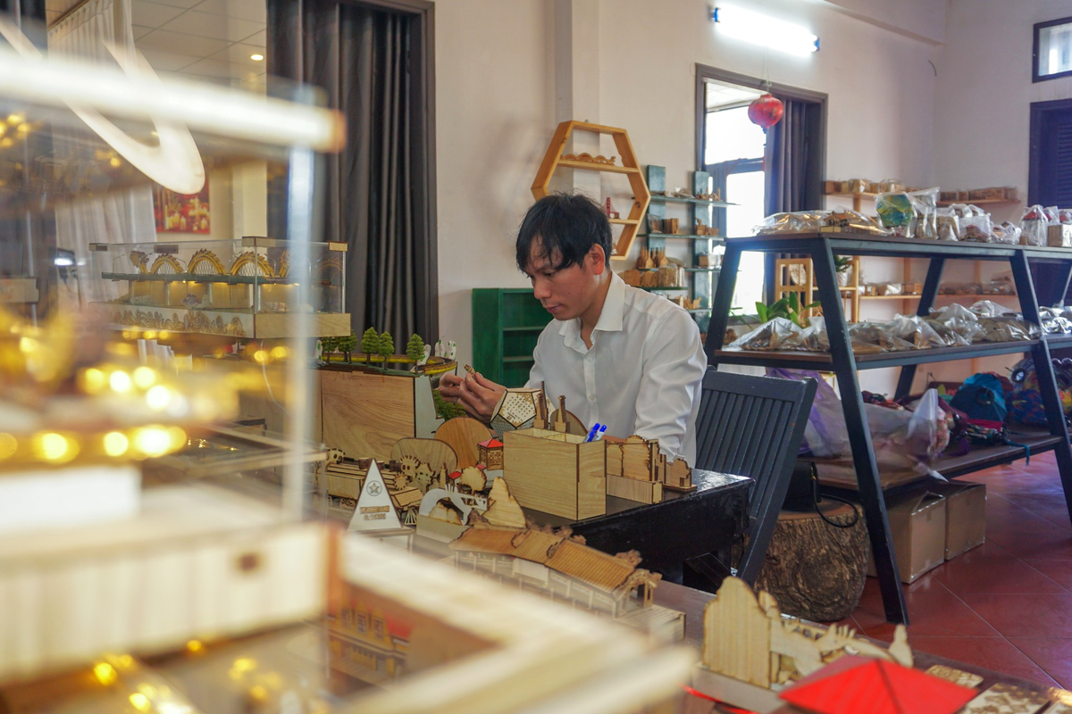 Qua 8 năm nghiên cứu và phát triển, các sản phẩm mô hình 2D và 3D bằng gỗ của anh Nguyễn Văn Bính (SN 1986, quê tại Hà Nam) đã trở thành những món quà lưu niệm, trưng bày độc đáo, góp phần quảng bá du lịch Đà Nẵng đến với du khách gần xa.