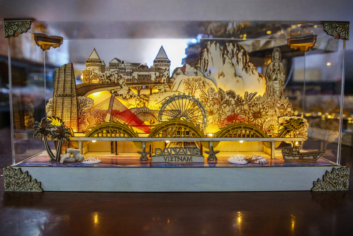 Dưới bàn tay khéo léo của anh Bính, cầu Rồng, cầu Vàng, chùa Linh Ứng, Bà Nà Hills và rất nhiều kỳ quan, địa danh nổi tiếng tại Đà Nẵng nói riêng và trên khắp đất nước nói chung... đã được "thu nhỏ" và tái hiện một cách chi tiết, sinh động.