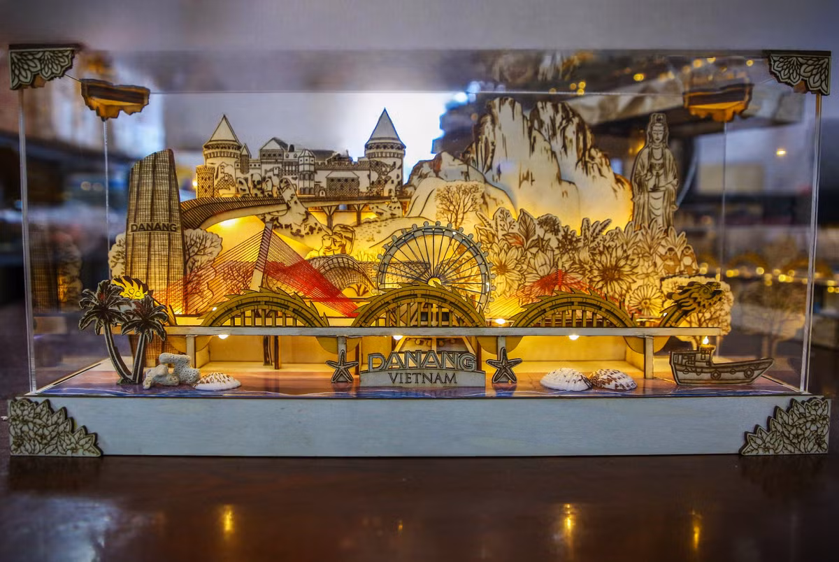 Dưới bàn tay khéo léo của anh Bính, cầu Rồng, cầu Vàng, chùa Linh Ứng, Bà Nà Hills và rất nhiều kỳ quan, địa danh nổi tiếng tại Đà Nẵng nói riêng và trên khắp đất nước nói chung... đã được "thu nhỏ" và tái hiện một cách chi tiết, sinh động.
