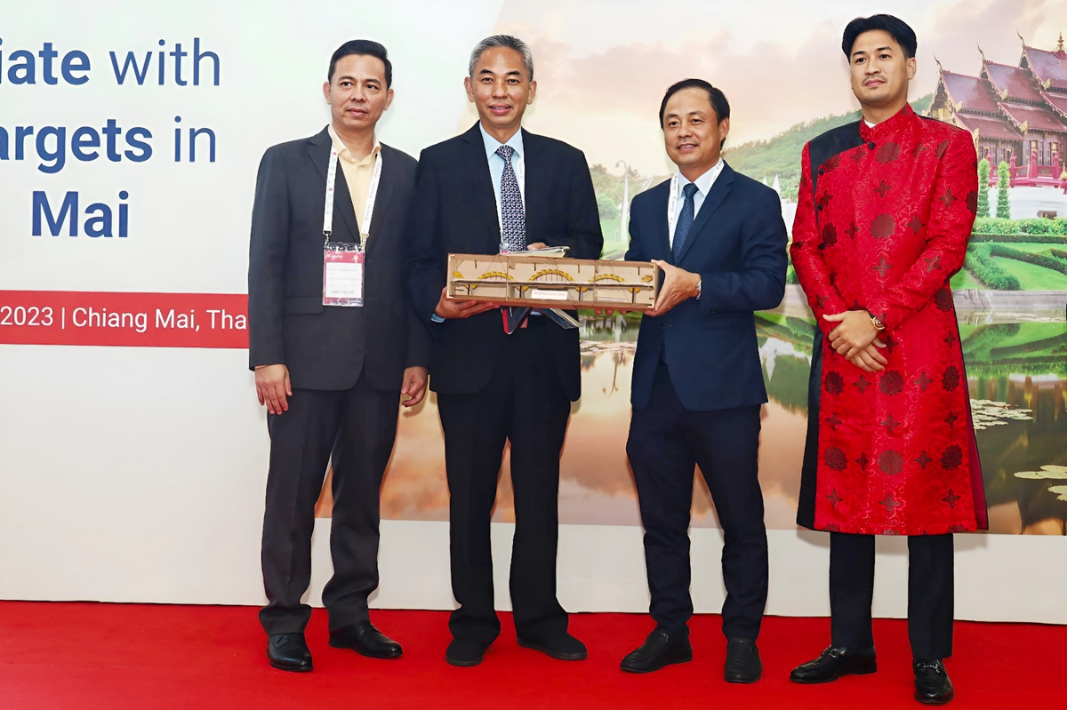 Đồng thời, lãnh đạo TP Đà Nẵng còn thường xuyên đặt hàng các mô hình tái hiện những kỳ quan của thành phố sông Hàn để làm quà tặng cho đối tác hoặc trưng bày trong các dịp đón khách quan trọng.