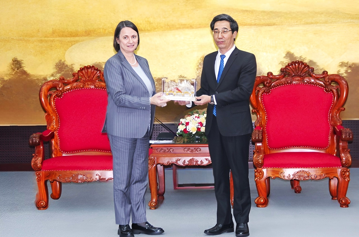 Mô hình "Đà Nẵng thu nhỏ" của anh Bính được Phó Chủ tịch UBND TP Đà Nẵng Trần Chí Cường dùng làm quà tặng cho Tổng Lãnh sự Pháp Emmanuelle Pavillon-Grosser, hôm 15/3 vừa qua.