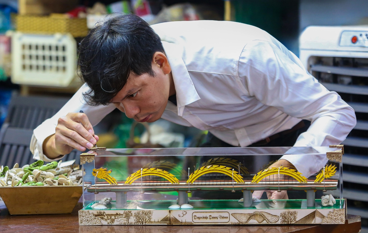 Anh Bính chia sẻ, năm 2016, trong một lần giúp bạn làm một món quà, anh biết đến mô hình khắc gỗ 2D, 3D và rất thích thú với nó. Sau khi chuyển vào Đà Nẵng sinh sống, anh nảy ra ý tưởng khắc laser trên gỗ để làm đồ lưu niệm bán cho khách du lịch.