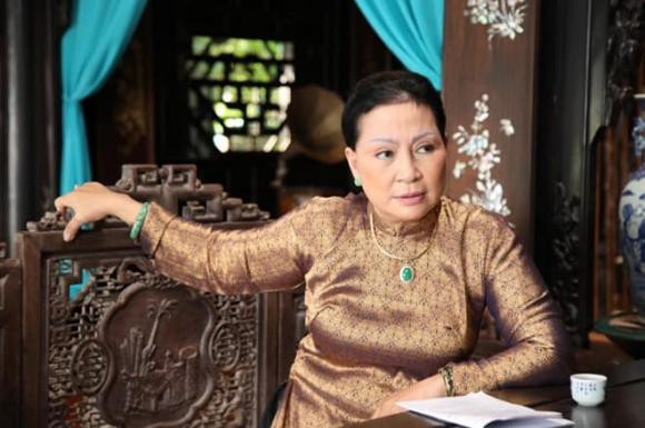 Nu dien vien 'nhuong chong' cho nguoi khac, song mot minh voi gia tai khung