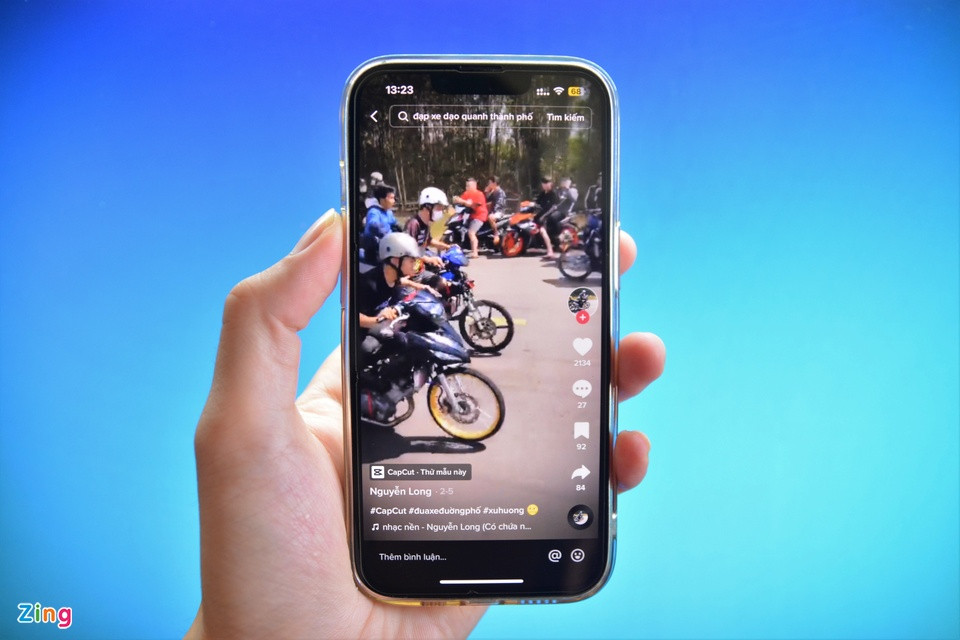 TikTok chua nhieu video dua xe trai phep, vi pham luat giao thong
