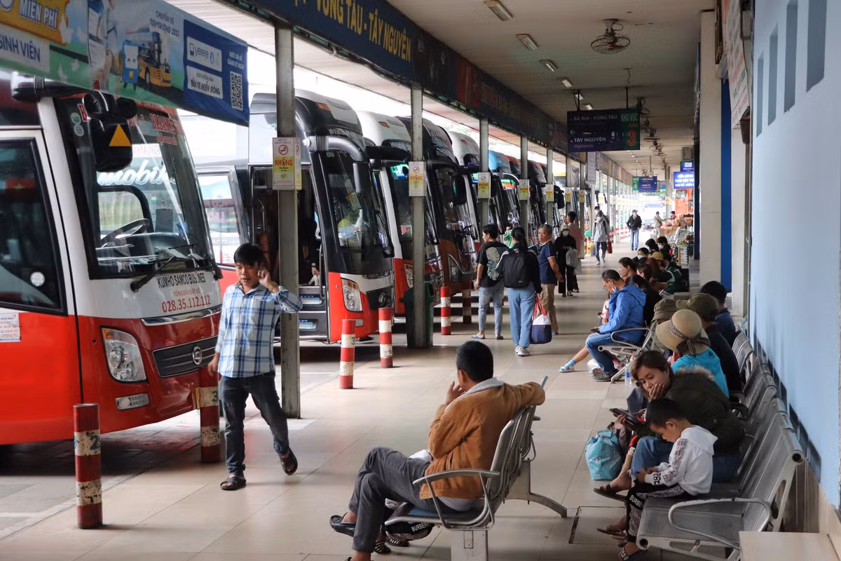 Ngay cuoi nam 2022, khach nuom nuop do ra ben xe ve que