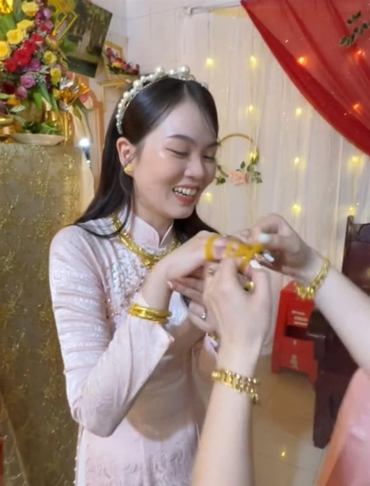 Được em tặng 'vàng' ngày cưới, chị ngã ngửa khi thấy quà bên trong - Hình 5 Duoc em tang 'vang' ngay cuoi, chi nga ngua khi thay qua ben trong-Hinh-5