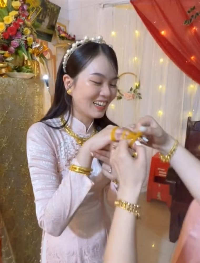 Duoc em tang 'vang' ngay cuoi, chi nga ngua khi thay qua ben trong-Hinh-5