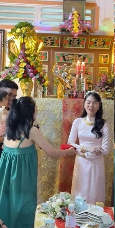 Được em tặng 'vàng' ngày cưới, chị ngã ngửa khi thấy quà bên trong Duoc em tang 'vang' ngay cuoi, chi nga ngua khi thay qua ben trong