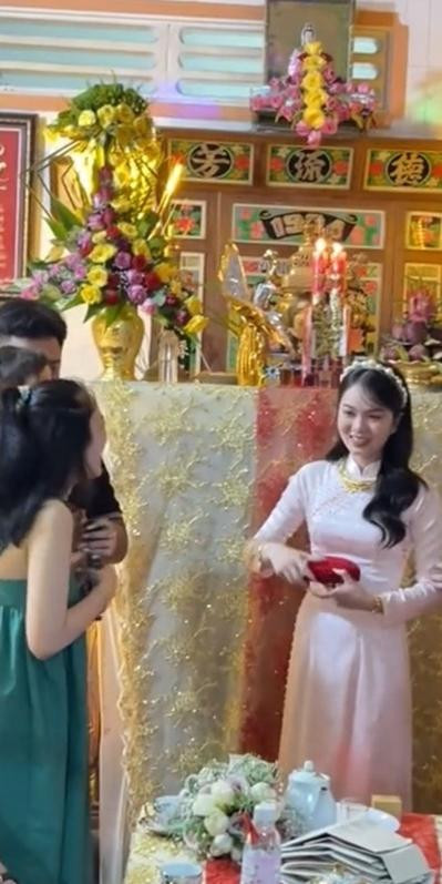 Được em tặng 'vàng' ngày cưới, chị ngã ngửa khi thấy quà bên trong - Hình 2 Duoc em tang 'vang' ngay cuoi, chi nga ngua khi thay qua ben trong-Hinh-2