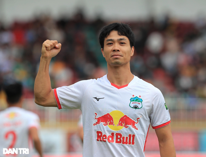 Cong Phuong khoac ao CLB Yokohama trong hai nam