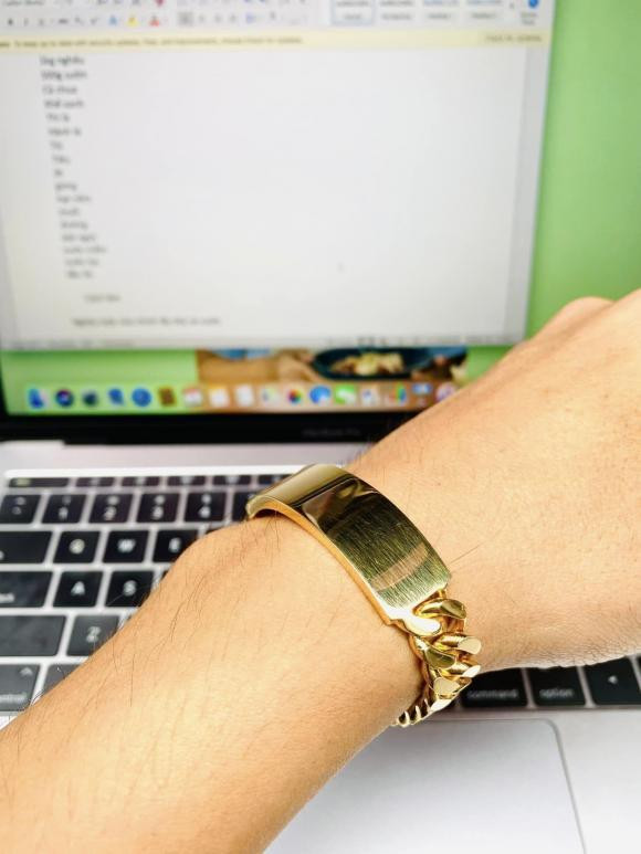 Trước đám cưới, Ngọc Thuận khoe lắc vàng 'khủng' do ba vợ tặng - Hình 2 Truoc dam cuoi, Ngoc Thuan khoe lac vang 'khung' do ba vo tang-Hinh-2