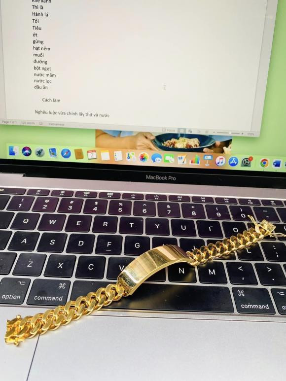 Trước đám cưới, Ngọc Thuận khoe lắc vàng 'khủng' do ba vợ tặng Truoc dam cuoi, Ngoc Thuan khoe lac vang 'khung' do ba vo tang