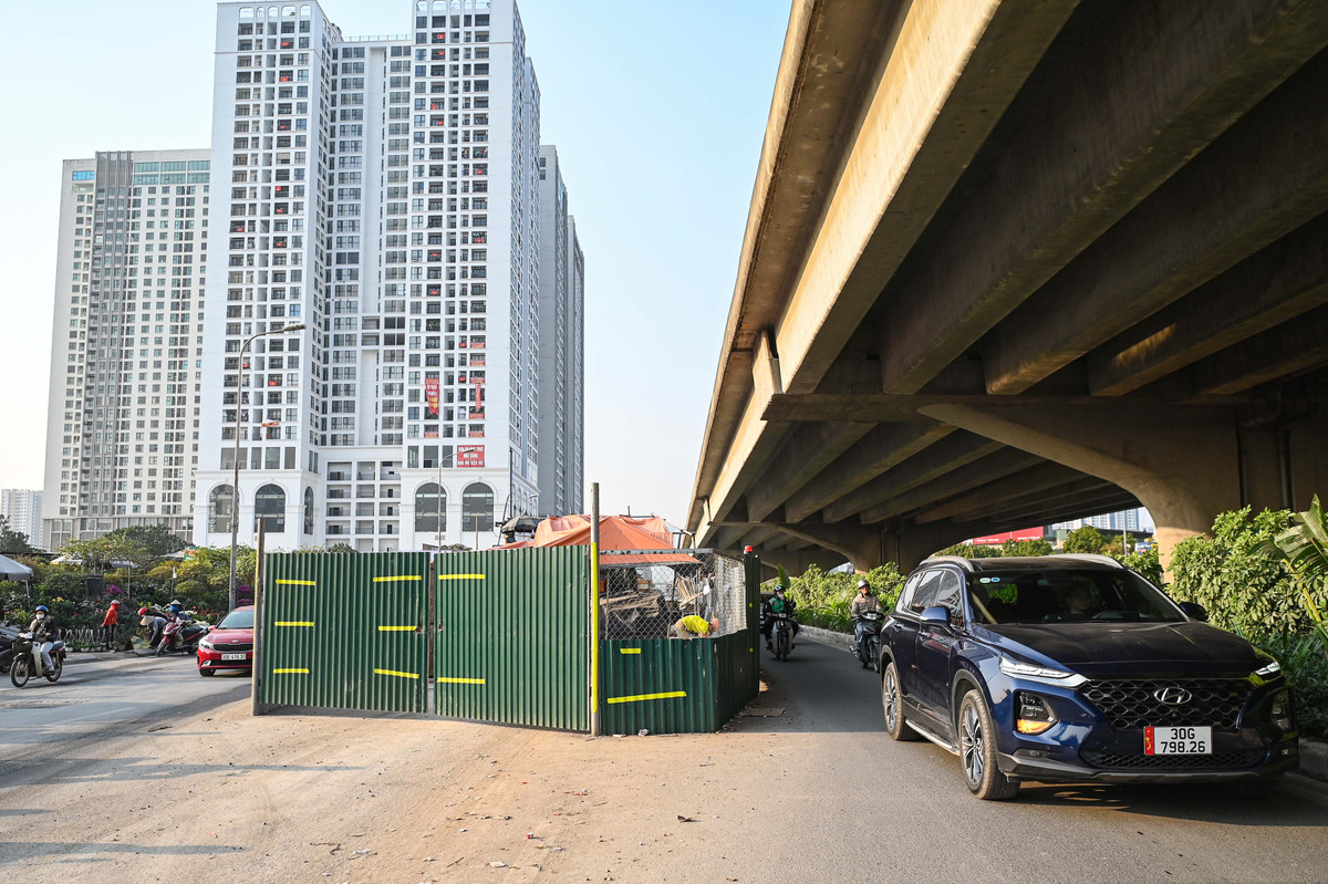 Rào chắn được thu hẹp 3 m, tính từ dải phân cách giữa đường vành đai 3 đến mép hàng rào thi công. Khu vực này hình thành nên một con đường tạm, vừa đủ an toàn cho ôtô con đi lại.