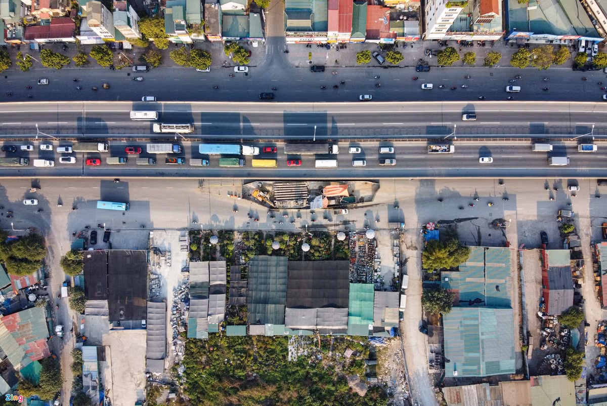 br/> Khu vực kinh doanh hoa, cây cảnh, vật liệu xây dựng... bên phải tuyến vẫn hoạt động tấp nập. Trước đó, nhiều chuyên gia đề xuất giải pháp mượn tạm phần đất này để làm đường tạm cho xe cộ qua lại, giải quyết tình trạng ùn tắc. Tuy nhiên, Sở GTVT Hà Nội cho rằng giải pháp này không khả thi do "vướng hạ tầng kỹ thuật ngầm".