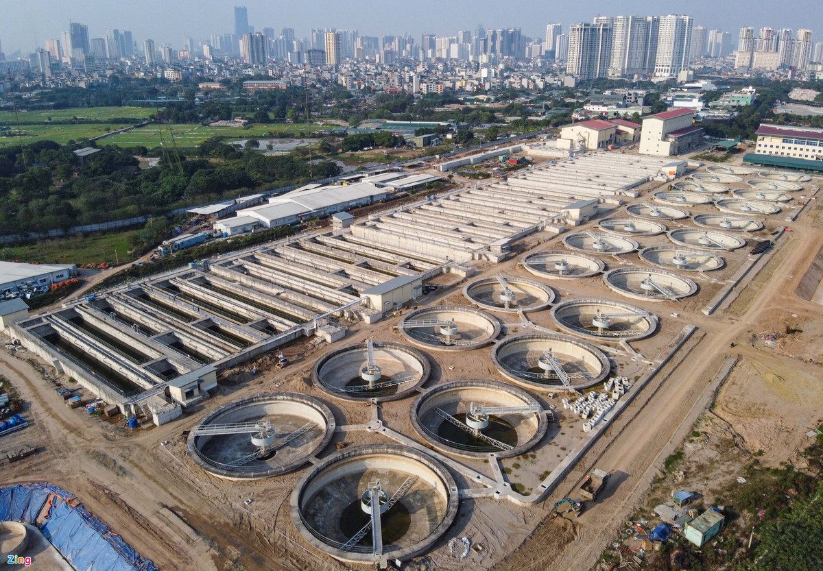 br/> Những vị trí rào chắn trên đường Nguyễn Xiển thuộc gói thầu số 2 dự án nhà máy xử lý nước thải Yên Xá (xây dựng hệ thống cống bao cho sông Tô Lịch và cống chính). Nhà thầu xây dựng là Công ty Tekken (Nhật Bản). Công trình này dự kiến hoàn thành trong năm 2022 tuy nhiên đến nay vẫn ngổn ngang, chậm tiến độ.