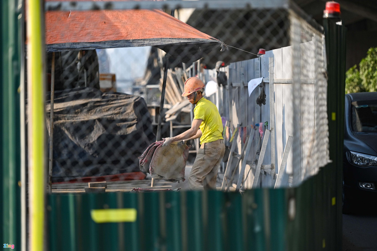 br/> Thi thoảng, 1-2 công nhân xuất hiện nhưng chỉ làm các phần việc nhỏ như dọn dẹp công trường.