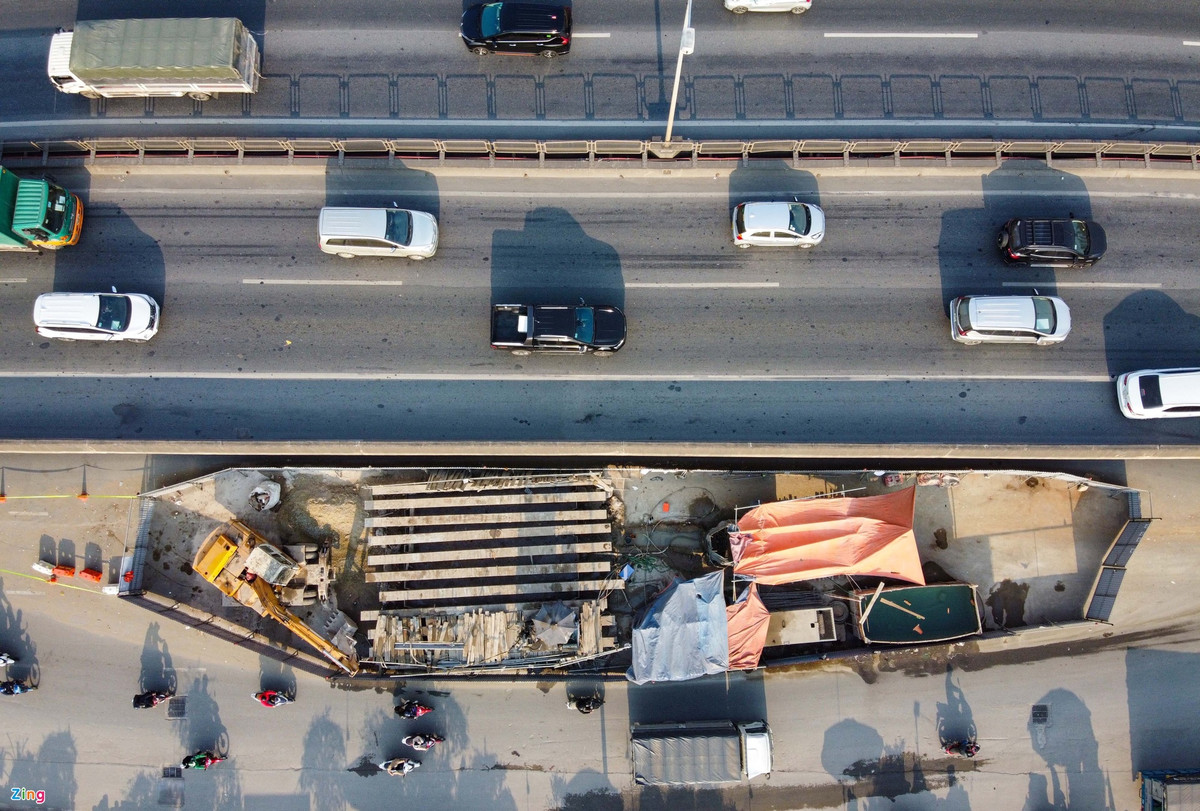 br/> Điểm chung của khu vực bị rào chắn là vắng bóng công nhân, máy móc nằm đìu hiu gần như không có hoạt động thi công.