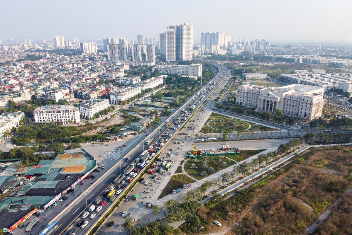br/> Ngoài việc thu hẹp rào chắn, cơ quan chức năng cũng phân luồng xe tải, xe khách kích thước lớn đi vào đường trên cao. Ghi nhận trong khung giờ cao điểm chiều 13/12, đường vành đai 3 trên cao xe cộ đông đúc, có lúc ùn nhẹ.
