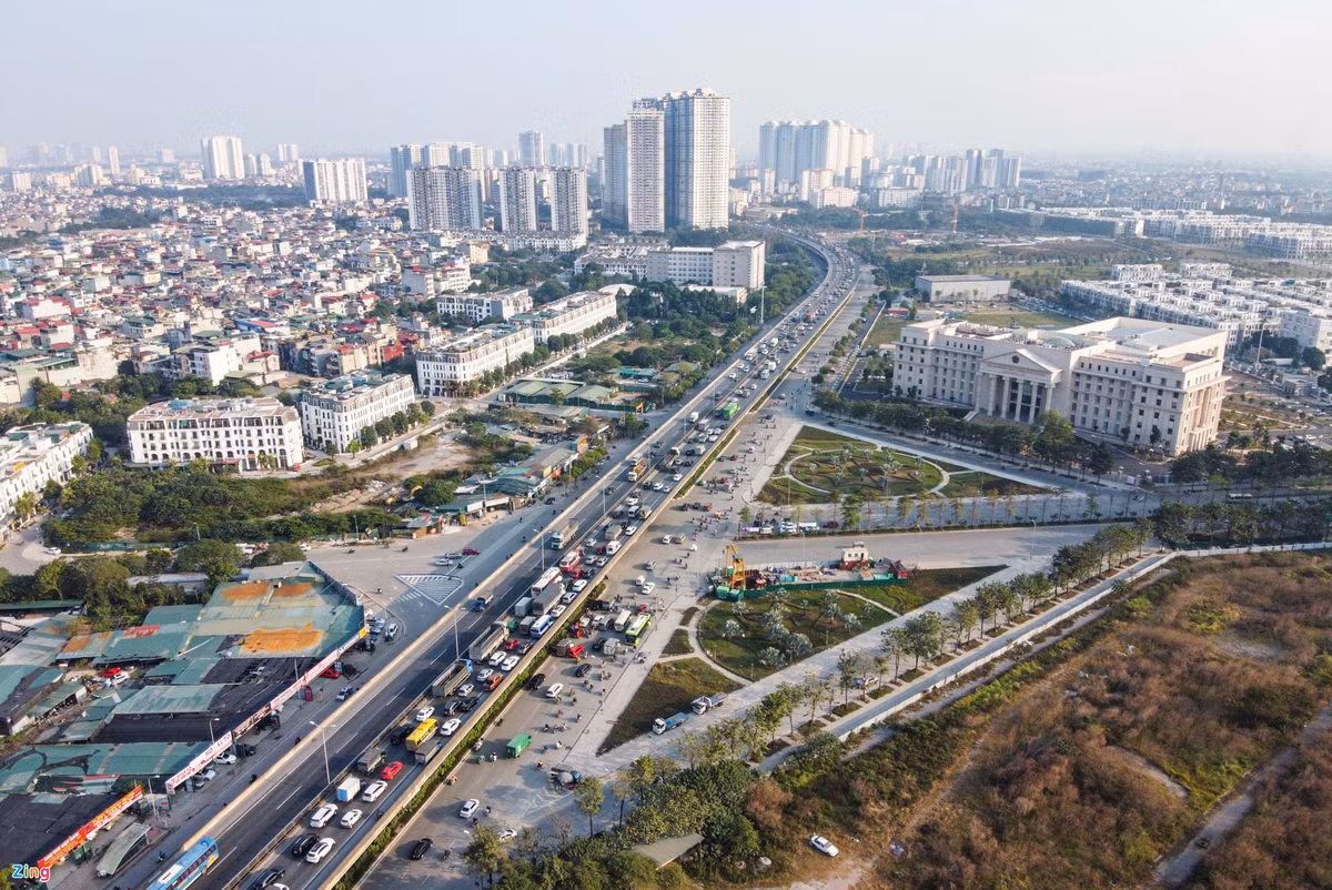 br/> Ngoài việc thu hẹp rào chắn, cơ quan chức năng cũng phân luồng xe tải, xe khách kích thước lớn đi vào đường trên cao. Ghi nhận trong khung giờ cao điểm chiều 13/12, đường vành đai 3 trên cao xe cộ đông đúc, có lúc ùn nhẹ.