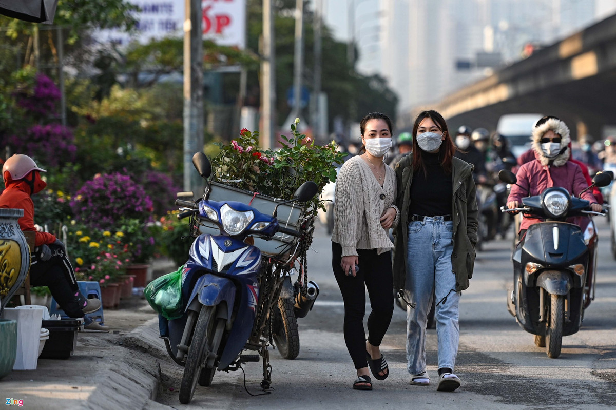 br/> Tiểu thương buôn bán khiến vỉa hè khu vực này biến mất, người đi bộ vì thế phải đi xuống lòng đường.