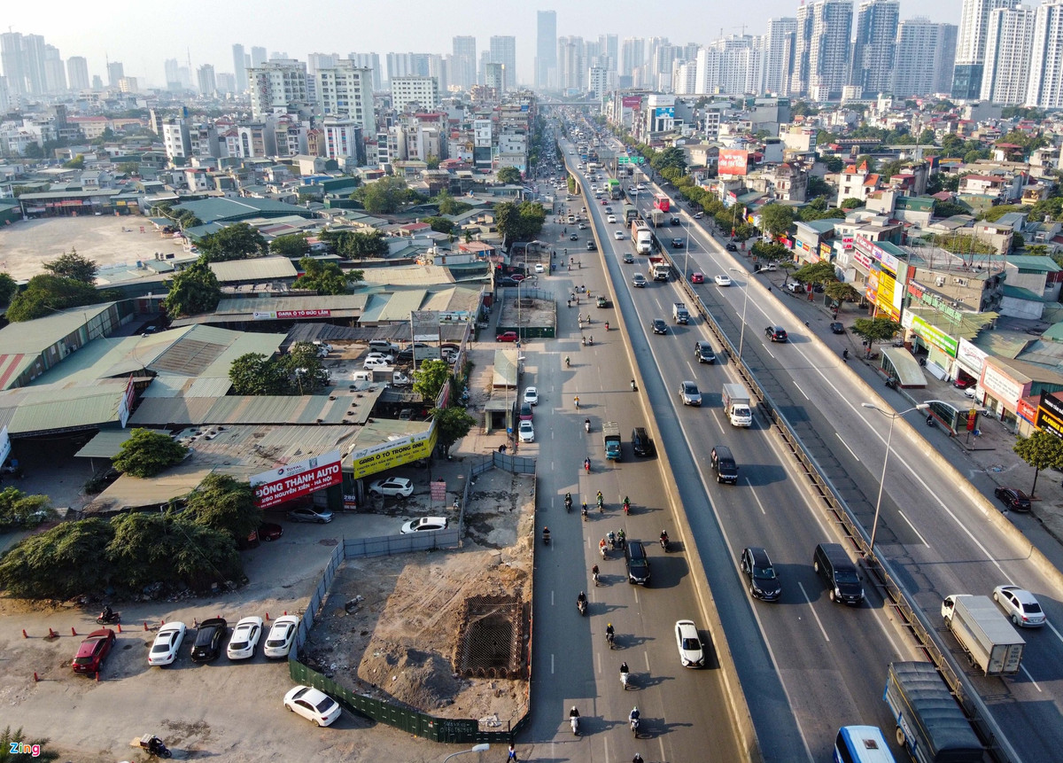 br/> Trong khi đó, các lô cốt còn lại trên trục Nguyễn Xiển vẫn giữ nguyên kích thước. Vị trí rào chắn này nằm bên phải tuyến nên có phần ít ảnh hưởng tới giao thông hơn vị trí rào chắn giữa đường.